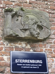 905091 Afbeelding van een fragment van een reliëf van een krijger, aan de gevel van het huis Sterrenburg 1 te Utrecht, ...